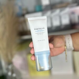 Madagascar Centella Soothing Cream - White and Blue